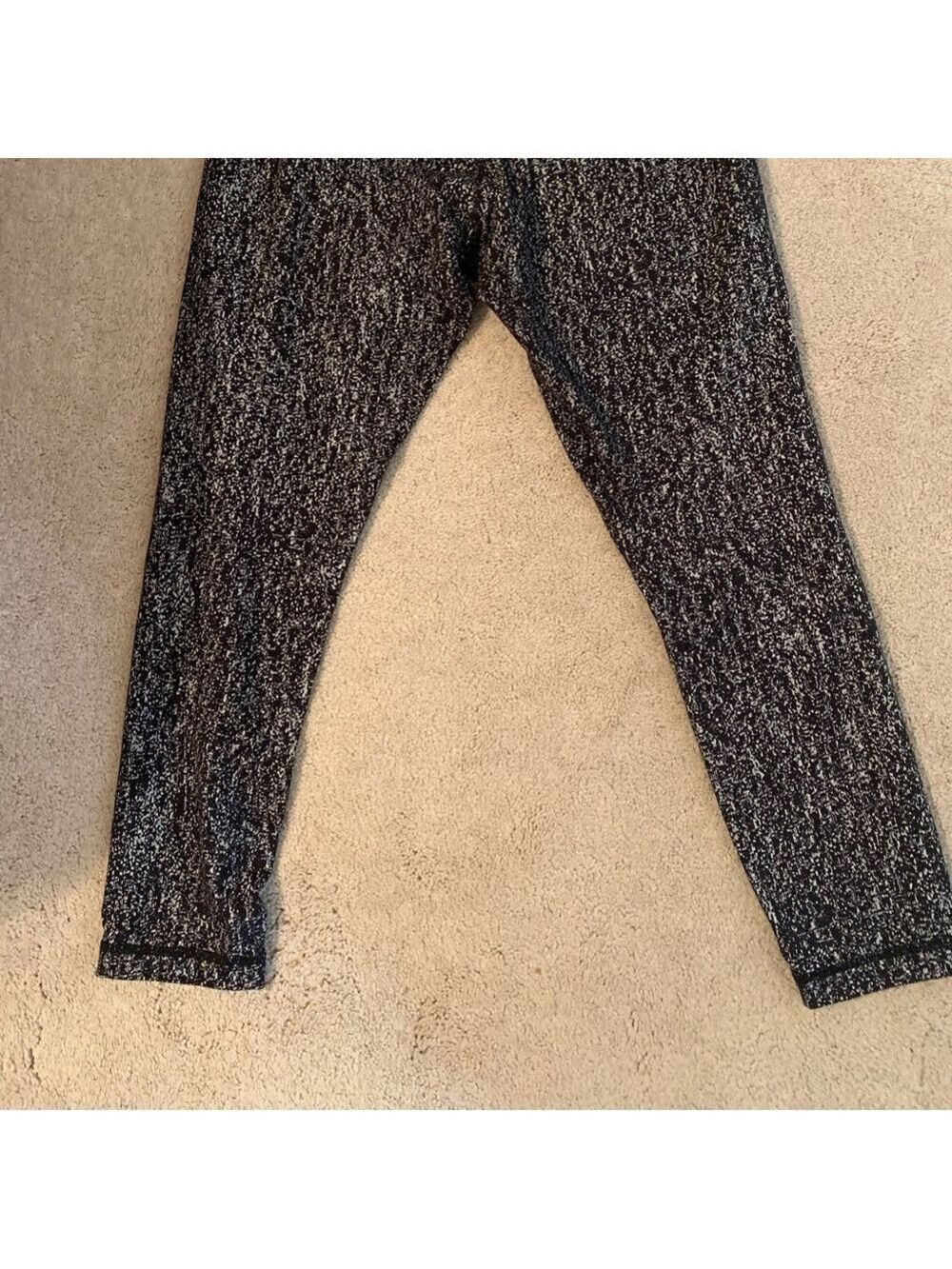 Lululemon Black & White Textured Wunder Unders - Picture 8 of 9